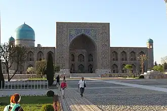 Vue extérieure de la médersa Tilla-Qari.