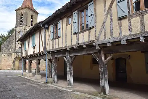 Les maisons à colombages et l'église au second plan.