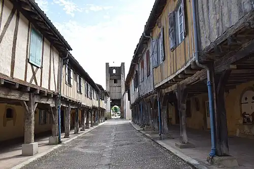 La rue principale et la Tour de Rabastens en arrière plan.
