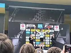 Tim Merlier, vainqueur de l'étape, maillot jaune et maillot vert