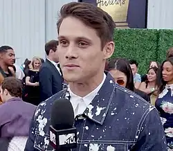 Timothy Granaderos interprète Montgomery de la Cruz