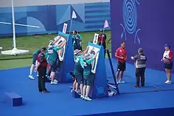 Volontaires, en turquoise, et officiel, en gris