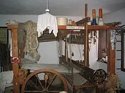 Métier à tisser à bras à la ferme-musée de la Soyotte.
