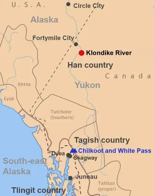 Noms des tribus amérindiennes, des cols et des villes. Le point rouge marque l'emplacement de la découverte où Dawson City fut par la suite construite.