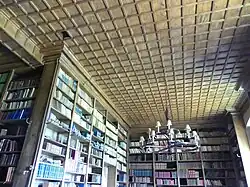 La bibliothèque et son plafond à caissons.