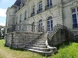 Le perron sur la façade nord-est.