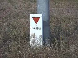 Borne portant uniquement le numéro d'un détenu et un triangle rouge