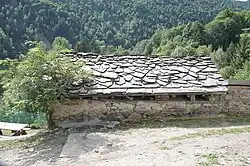 Four banal à toit de lauzes à Celliers