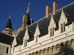 Lucarnes du Grand Logis côté douves.