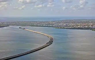 Vue aérienne du pont de Bali Mandara.