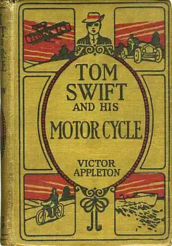 Couverture de livre montrant le titre, et l'auteur «&nbsp;Victor Appleton&nbsp;». Le titre est surmonté par le dessin d'un garçon avec un chapeau aux bords recourbés. Autour du titre se trouve des images montrant un avion, une voiture, un bateau et une moto.