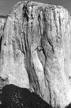 Photographie d'une montagne en noire et blanc, vue de face