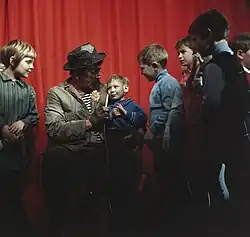 Tom Manders dans son cabaret en 1968