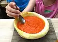 Potage anglais "Tomato&nbsp;soup" dans un pain creux levé, potage liquide épaissi.