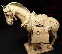 Cheval aux ornements élaborés, début des années 600