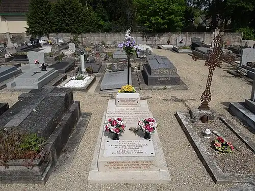 Sépulture de Louis Braille à Coupvray. Ses mains sont conservées dans l'urne posée sur sa tombe, le reste de son corps repose au Panthéon de Paris.