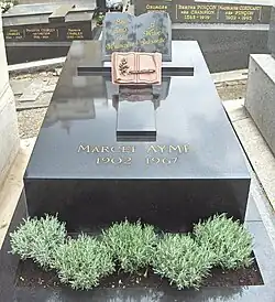 Tombe de Marcel Aymé au cimetière Saint-Vincent à Paris.