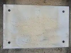 Plaque côté gauchePauperes Elæmosyna.Mœrentes Consilio Reficiens.Dulci Charitatis Vinculo Omnes Devinciebat.Charitatem ipsam,Revelata facie.Nunc Contemplatur.
