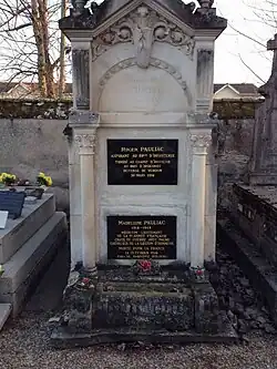 Monument funéraire en béton, il comporte deux colonnes néo-gréques et un chapiteau. Deux plaques sont apposées sur le tombeau en l'honneur de Madeleine et de son père, tous deux morts pour la France.