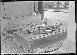 Le gisant par l'agence Rol, en 1925.