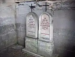 Stèles funéraires des époux Corbineau, près de l'église.