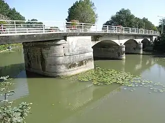 Pont deTonnay-Boutonne vue aval. Passe marinière à gauche.