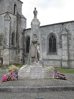 Le monument aux morts et l'église de Tonnay-Charente.