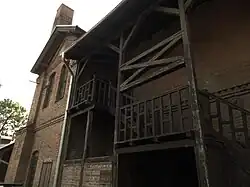 Autre vue du bâtiment.