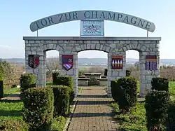 La « Porte de Champagne » indiquant les villes jumelées avec Essenheim (Allemagne).