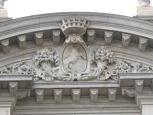 Les armoiries sur le fronton.