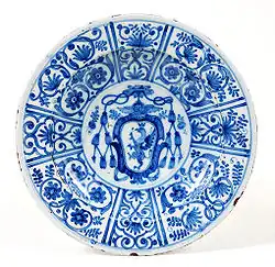 Grande assiette à décor calligraphié et armoiries héraldiques de l'évêque, Turin, XVIIe&nbsp;siècle.