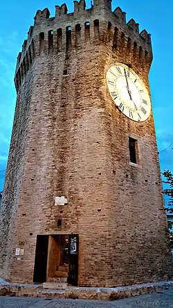 La façade de l'entrée de la tour