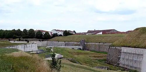Une demi-lune, couvrant la porte de Metz (au nord-est) placée entre deux bastions.