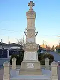 Le monument aux morts sur une place près de la mairie (mars&nbsp;2010)