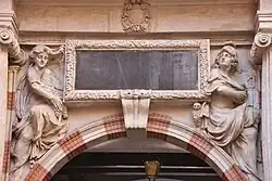 Sur le portail occidental de la cour Henri IV du Capitole, deux figures sculptées incarnent Dame Tholose / Pallas (1678).