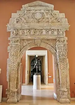 Cette porte de l'ancien Capitole fut réalisée en 1552-1553 par Guiraud Mellot à la demande des capitouls, elle constituait l'entrée de la salle du Grand Consistoire du Capitole. Elle est aujourd'hui visible au musée du Louvre à Paris.