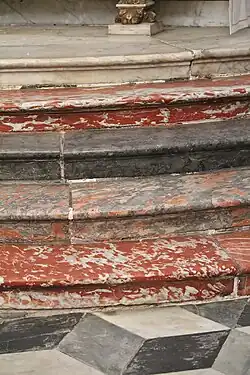 Marches en marbres polychromes, de bas en haut : incarnat, californie, turquin bleu nuit, encore incarnat, Saint-Béat