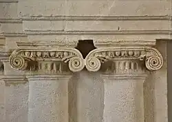 Chapiteaux ioniques de la cheminée de l'hôtel Tornié.