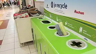 Collecte sélective dans un magasin Auchan à Toulouse.
