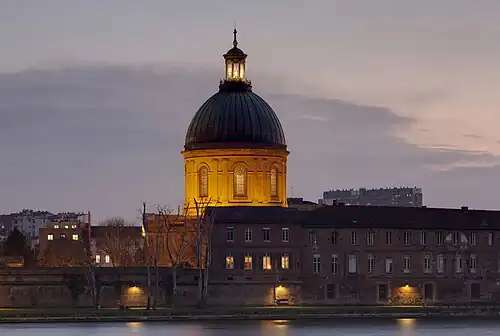 Vue de l'Hôpital en soirée.