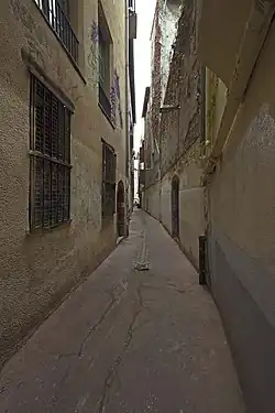 Vue de la rue, vers son émergence.