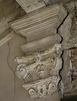 Ulmo : chapiteau dorique dans l'escalier.