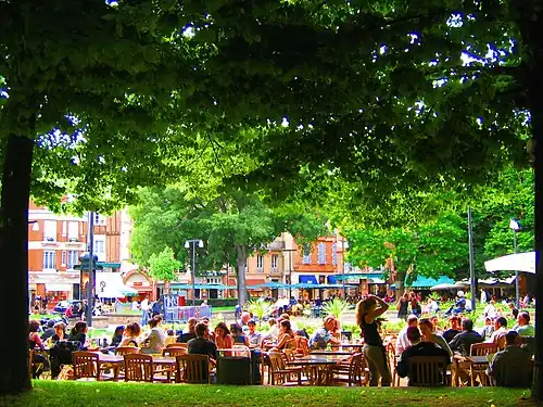 Les terrasses des cafés du côté nord.