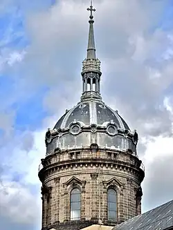 Tour-lanterne et son dôme.