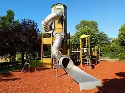 La tour-toboggan installée mi-2022.