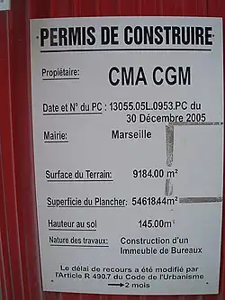 Permis de construire affiché à l'entrée du chantier.