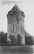 Grand-Fougeray ː la Tour Du Guesclin au début du XXe&nbsp;siècle (carte postale).