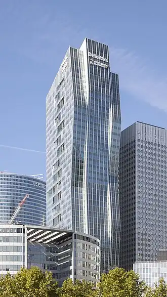 Immeuble de bureau bleu quatre étages.