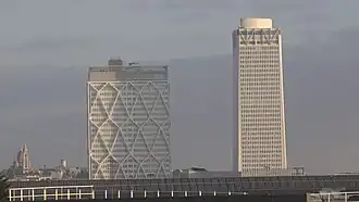 La tour Pleyel après sa conversion en hôtel, accompagnée de la Tour Maestro construite dans le même projet