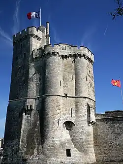 Vue de la tour depuis la rive.